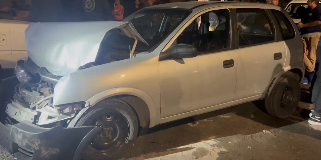 Ebrio choca contra autos estacionados en Saltillo