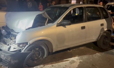 Ebrio choca contra autos estacionados en Saltillo