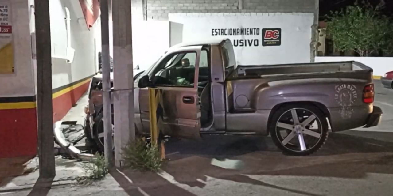 Saltillo: Choca contra negocio tras dormitar conductor presentaba aliento alcohólico