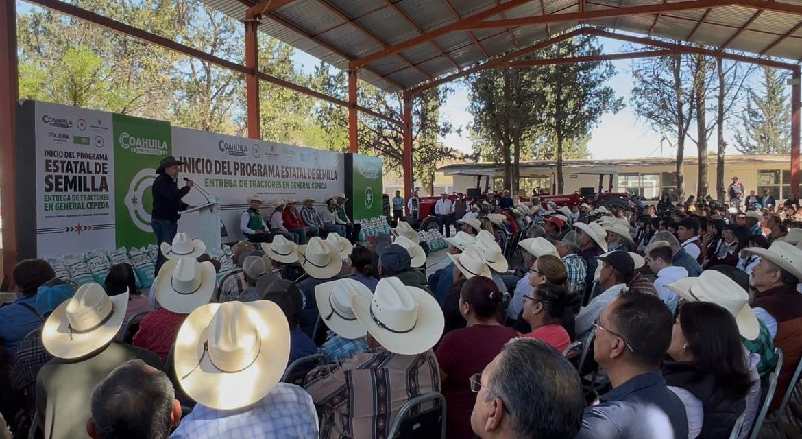 Manolo Jiménez entrega semillas a campesinos en General Cepeda