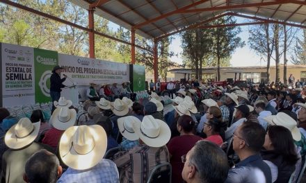 Manolo Jiménez entrega semillas a campesinos en General Cepeda