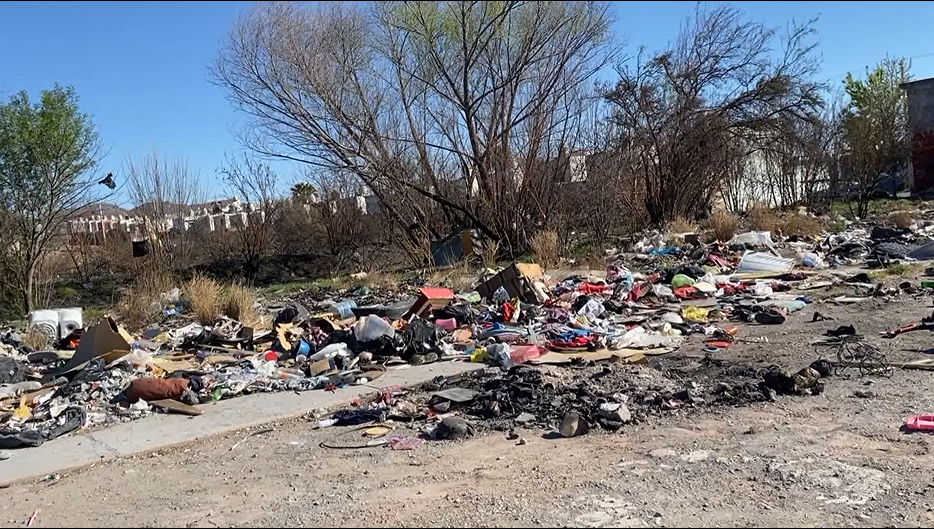 Terreno baldío en la colonia Saltillo 2000 es utilizado como tiradero
