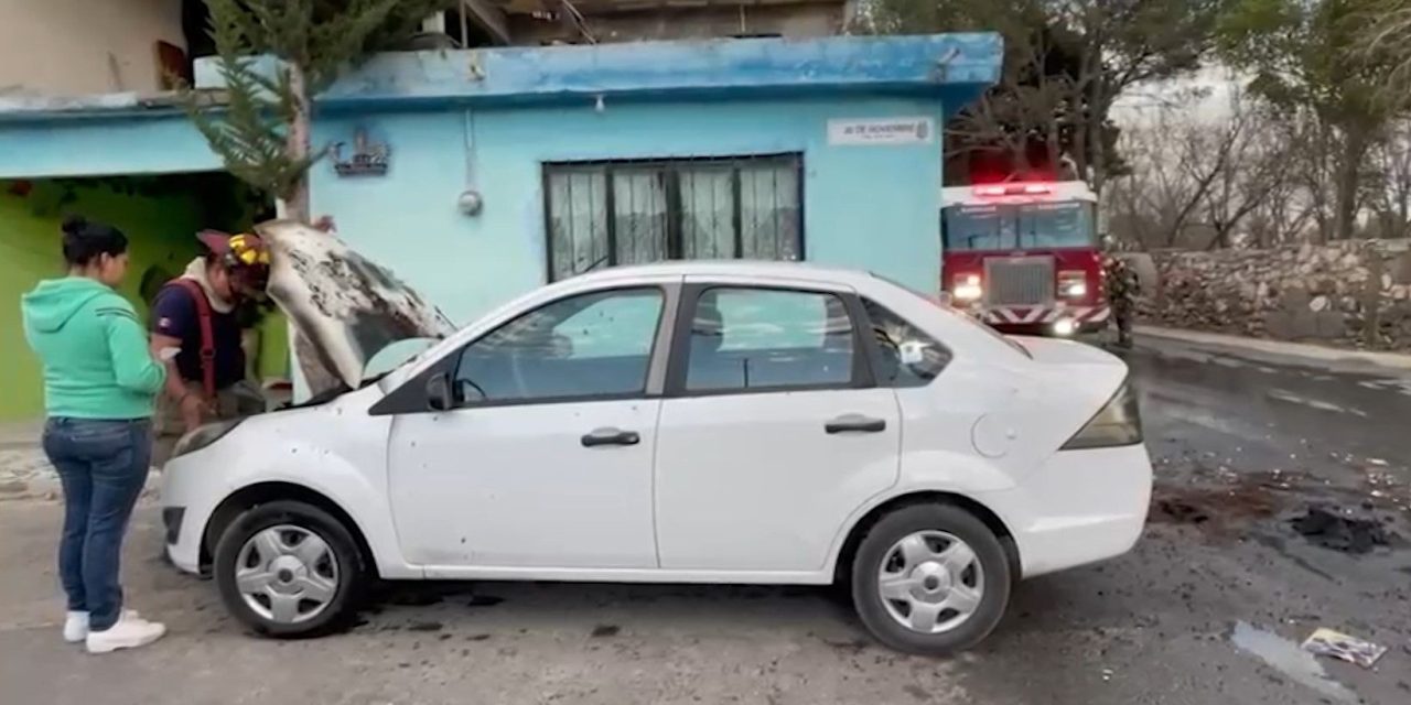 Falla mecánica provoca incendio de un vehículo en la colonia 10 de mayo