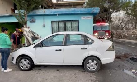 Falla mecánica provoca incendio de un vehículo en la colonia 10 de mayo