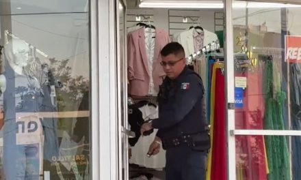 Atracan negocio de ropa y autoridades logra detención