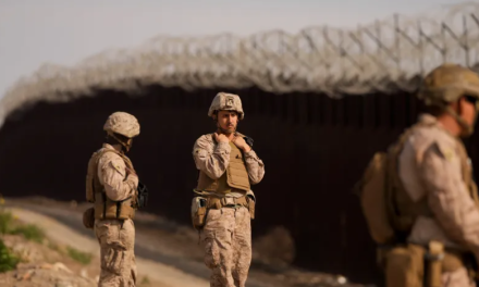 EE.UU. refuerza su frontera sur con más tropas y vehículos blindados