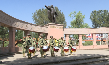 Conmemoran el natalicio de Benito Juárez depositaron ofrendas floral en su hemiciclo