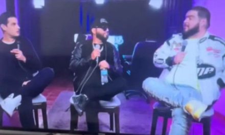 ‘La Mole’ hace un ‘Mario Bezares’ luego de que se le cayera una bolsita de su chamarra