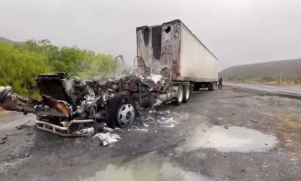Incendio consume cabina de camión de carga sobre la carretera Saltillo-Torreón