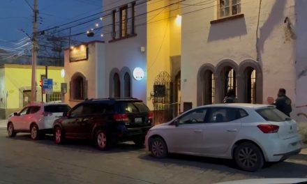 Infarto sorpresivo cobra la vida de un hombre en cafetería en el centro de Saltillo