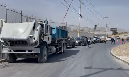 Más de 30 vehículos afectados por pedazos de metal que cayeron de un camión en Ramos Arizpe