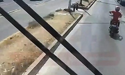 Video: Motociclista amenaza con arma de fuego a chofer del Mexibús en Ecatepec