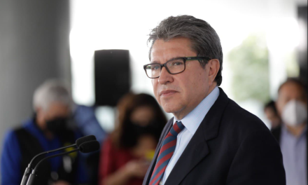 Monreal es exhibido acusando a morenistas de negociar con el PAN por reforma antinepotismo
