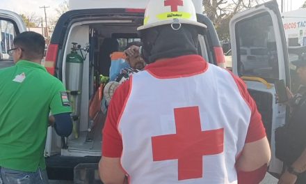 Motociclista se impacta en camioneta y termina en un hospital  en Parras