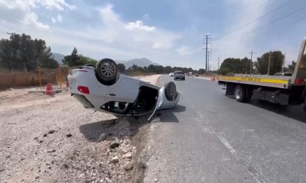 Mujer intenta retornar sin precaución y hace volcar a un vehículo en Saltillo