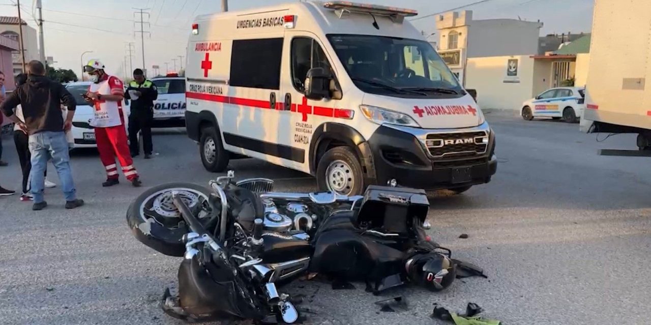 Mujer derriba a motociclista en Saltillo