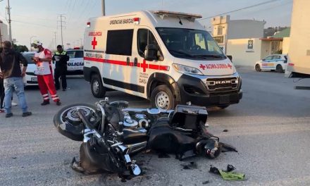 Mujer derriba a motociclista en Saltillo
