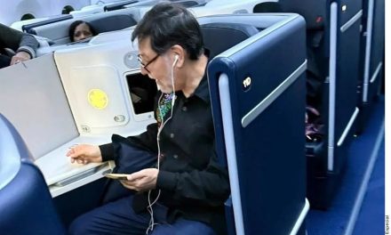 Noroña aclara su viaje en Business Class a París… dijo que pagó la diferencia de su bolsillo