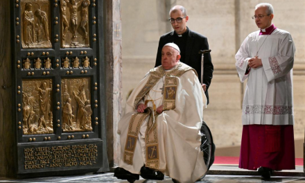 El Papa Francisco muestra mejoría tras un mes y deja de usar máscara de oxígeno