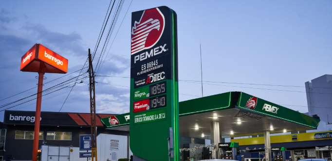 Llama Sheinbaum a reportar gasolineras que vendan el litro regular arriba de 24 pesos