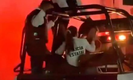 Policía es captada en video mientras cacheteaba a una mujer detenida