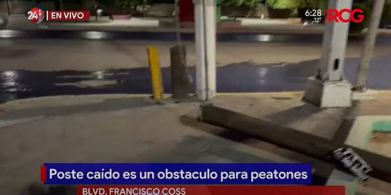 Poste caído es un obstáculo para los peatones en Bulevar Coss