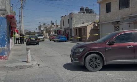 Saltillo: Hombre pierde la vida luego de que auto que reparaba le cayera encima