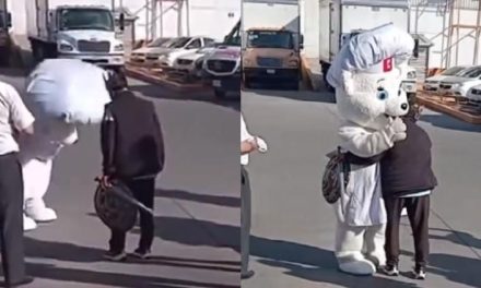 Emotivo adiós: El Osito Bimbo rinde homenaje a trabajador jubilado (Video)