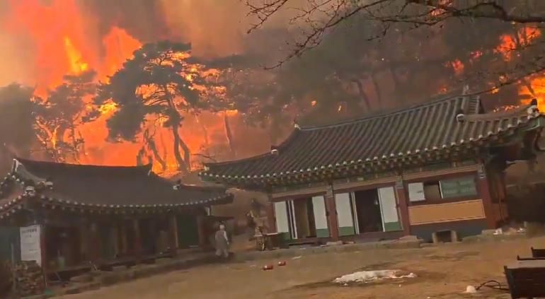 Incendio consume templo milenario ‘Unramsa’ en Corea del Sur
