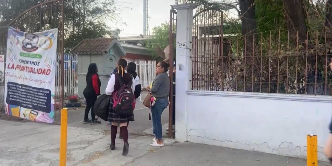 Regresan a clases miles de alumnos; se les terminó el puente escolar