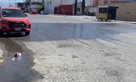 Reportan fuga de agua potable en la colonia Mirasierra