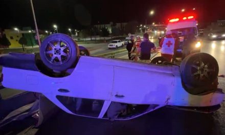Joven termina inconsciente tras volcarse en Saltillo