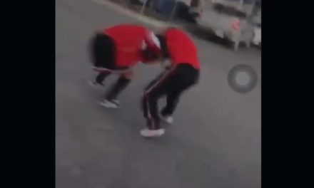 Saltillo: Dos jóvenes de la Secundaria 2 se agarran a golpes en el estacionamiento de Walmart