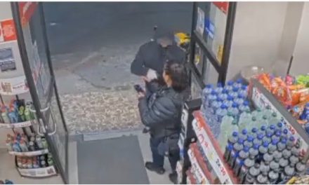 Asaltan a policía de CDMX afuera de un Oxxo en Iztapalapa; le roban su arma y celular