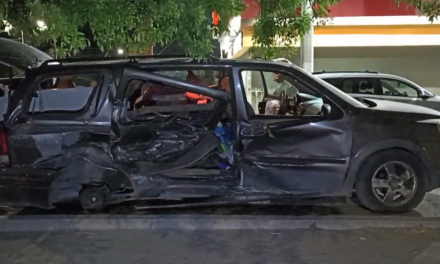 Saltillo: Cuantiosos daños por ignorar el rojo, conductor se hallaba alcoholizado