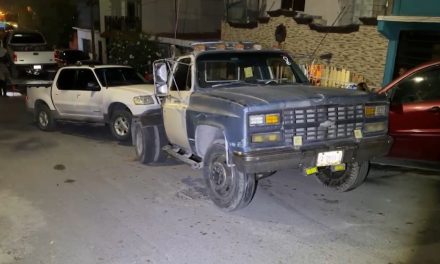 Grúa no pudo con la pendiente y se va con todo y camioneta en Saltillo