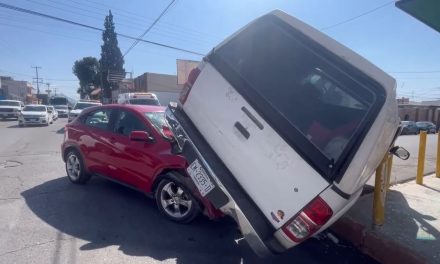 Accidente en la colonia Topochico deja daños materiales y caos vehicular