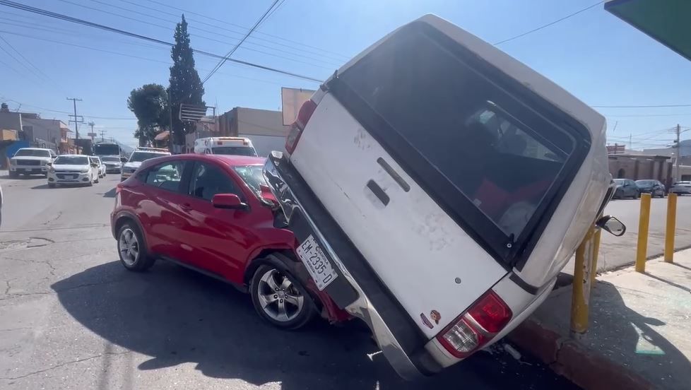 Accidente en la colonia Topochico deja daños materiales y caos vehicular