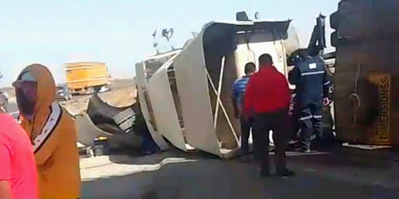 Tamaulipeco dormita al volante y se impacta en un muro en la Saltillo-Torreón