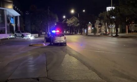 Hombre en estado de ebriedad le ‘fallan’ las manos y se va en contra al querer retornar en Blvd Galerías