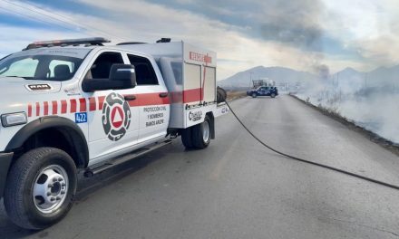 Trabajan bomberos para controlar incendio de maleza en Ramos Arizpe