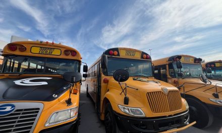 Manolo Jiménez entrega unidades de transporte escolar