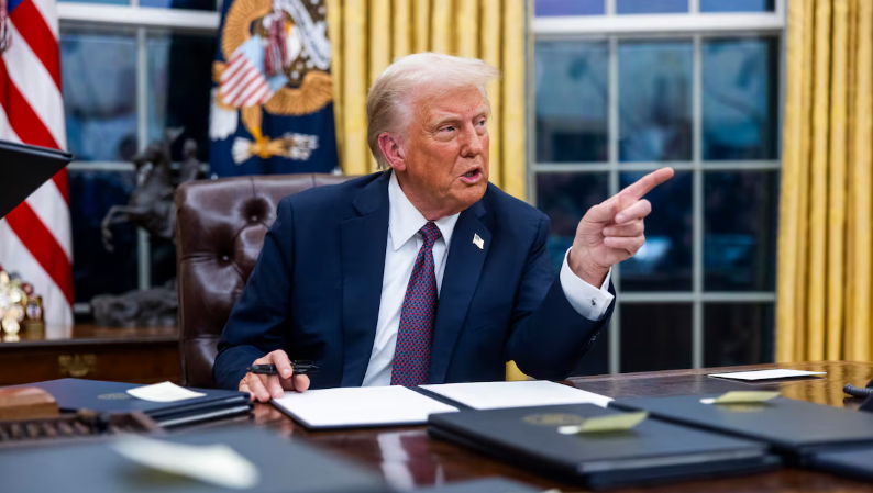 Trump impone arancel del 25% a autos importados; exenta a México y Canadá