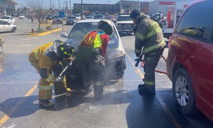 Un corto circuito provoca incendio de vehículo