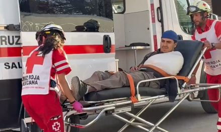 Automovilista arrolla a motociclista y huye del lugar