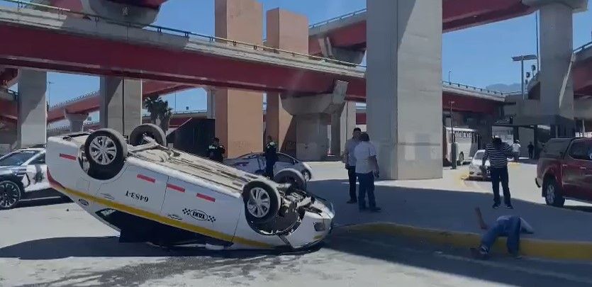 Saltillo: Taxista termina volcado tras cerrón en El Sarape