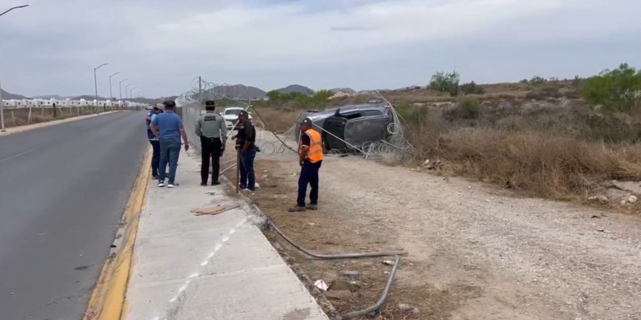 Vuelca y derriba malla del aeropuerto en Ramos Arizpe