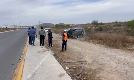 Vuelca y derriba malla del aeropuerto en Ramos Arizpe