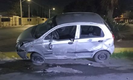 Hombre se queda dormido por andar tomando y vuelca su carro