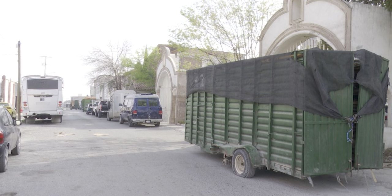 Invaden la calle y las banquetas con material reciclable